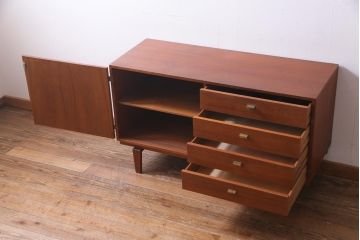 北欧ヴィンテージ家具　デンマーク製　Peter Lovig Nielsen　金具がアクセントのサイドボード(リビングボード、収納棚、ビンテージ)