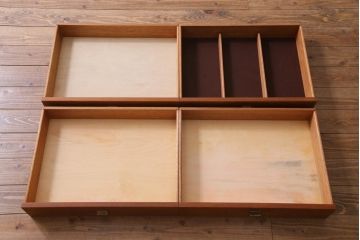 北欧ヴィンテージ家具　デンマーク製　Peter Lovig Nielsen　金具がアクセントのサイドボード(リビングボード、収納棚、ビンテージ)