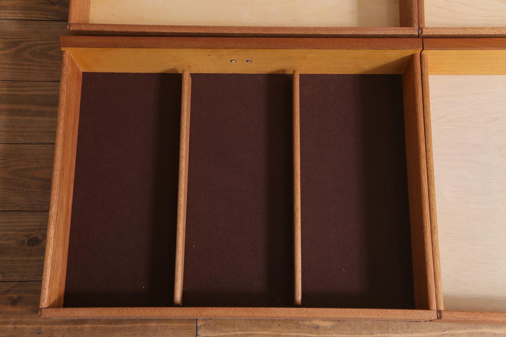 北欧ヴィンテージ家具　デンマーク製　Peter Lovig Nielsen　金具がアクセントのサイドボード(リビングボード、収納棚、ビンテージ)