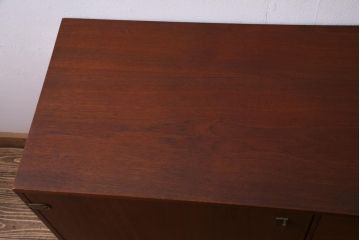 北欧ヴィンテージ家具　デンマーク製　Peter Lovig Nielsen　金具がアクセントのサイドボード(リビングボード、収納棚、ビンテージ)