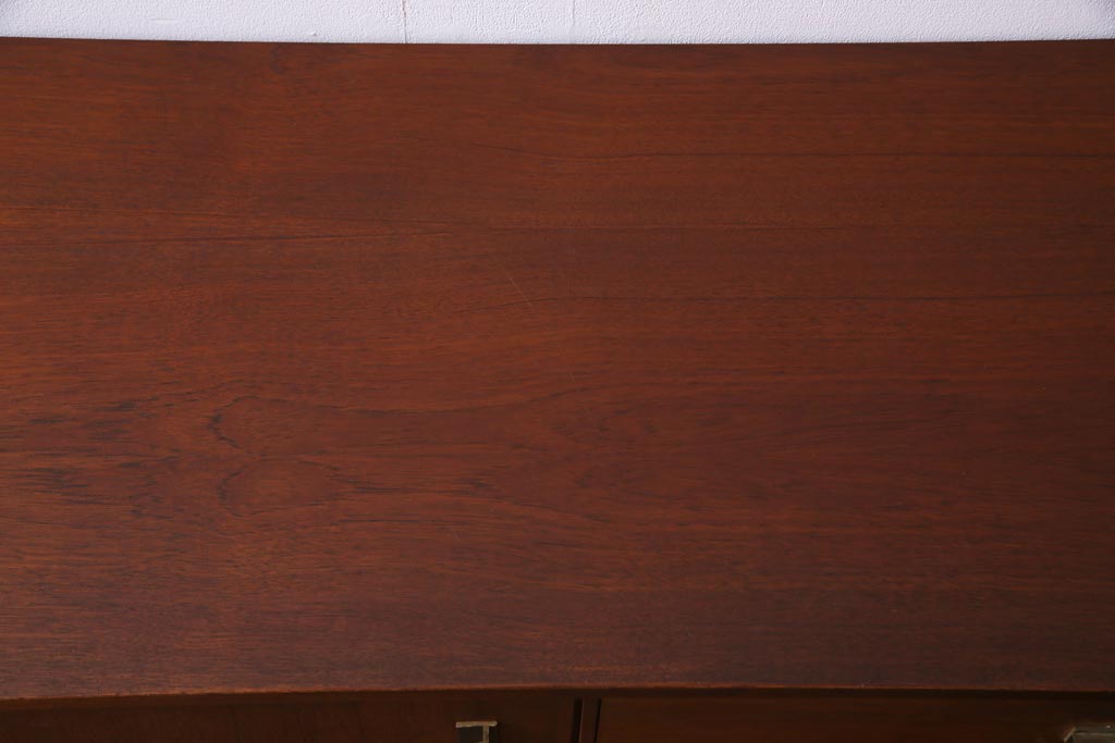 北欧ヴィンテージ家具　デンマーク製　Peter Lovig Nielsen　金具がアクセントのサイドボード(リビングボード、収納棚、ビンテージ)