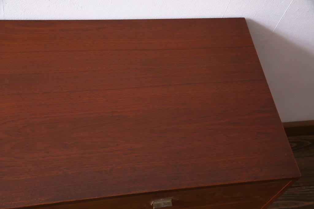 北欧ヴィンテージ家具　デンマーク製　Peter Lovig Nielsen　金具がアクセントのサイドボード(リビングボード、収納棚、ビンテージ)