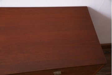 北欧ヴィンテージ家具　デンマーク製　Peter Lovig Nielsen　金具がアクセントのサイドボード(リビングボード、収納棚、ビンテージ)