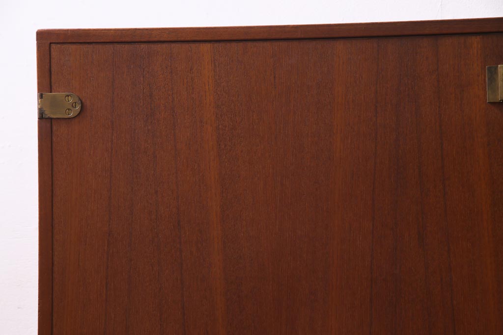 北欧ヴィンテージ家具　デンマーク製　Peter Lovig Nielsen　金具がアクセントのサイドボード(リビングボード、収納棚、ビンテージ)