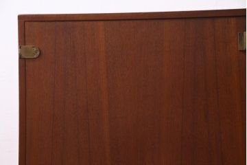 北欧ヴィンテージ家具　デンマーク製　Peter Lovig Nielsen　金具がアクセントのサイドボード(リビングボード、収納棚、ビンテージ)