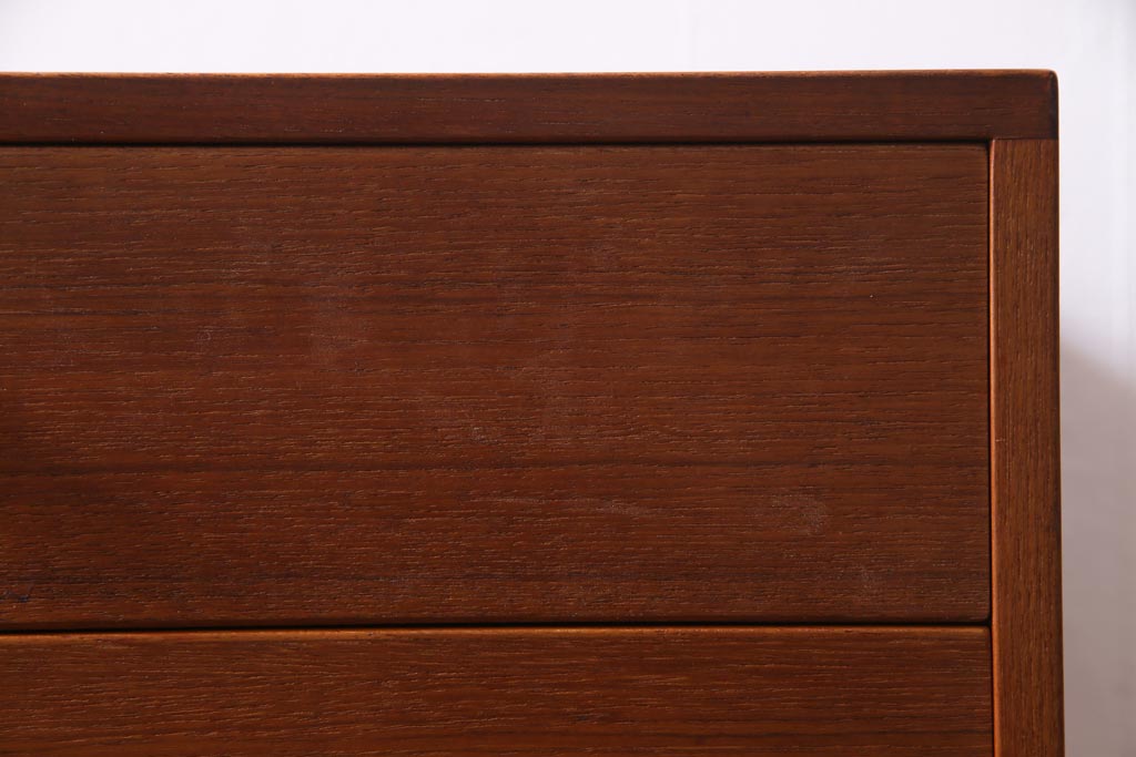 北欧ヴィンテージ家具　デンマーク製　Peter Lovig Nielsen　金具がアクセントのサイドボード(リビングボード、収納棚、ビンテージ)