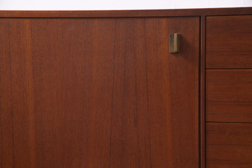 北欧ヴィンテージ家具　デンマーク製　Peter Lovig Nielsen　金具がアクセントのサイドボード(リビングボード、収納棚、ビンテージ)