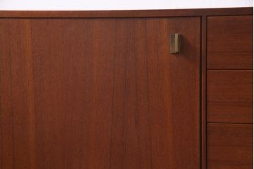 北欧ヴィンテージ家具　デンマーク製　Peter Lovig Nielsen　金具がアクセントのサイドボード(リビングボード、収納棚、ビンテージ)