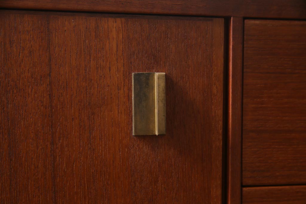 北欧ヴィンテージ家具　デンマーク製　Peter Lovig Nielsen　金具がアクセントのサイドボード(リビングボード、収納棚、ビンテージ)