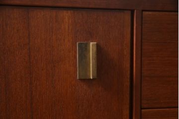 北欧ヴィンテージ家具　デンマーク製　Peter Lovig Nielsen　金具がアクセントのサイドボード(リビングボード、収納棚、ビンテージ)