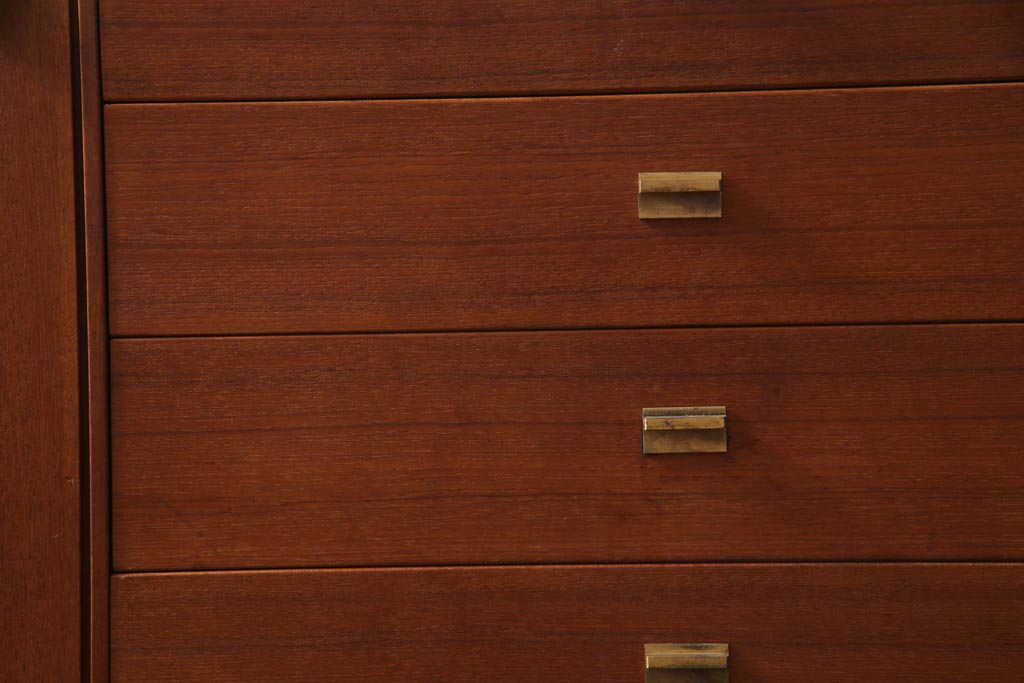 北欧ヴィンテージ家具　デンマーク製　Peter Lovig Nielsen　金具がアクセントのサイドボード(リビングボード、収納棚、ビンテージ)