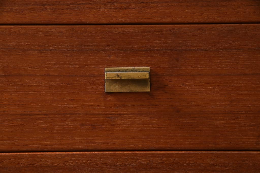 北欧ヴィンテージ家具　デンマーク製　Peter Lovig Nielsen　金具がアクセントのサイドボード(リビングボード、収納棚、ビンテージ)