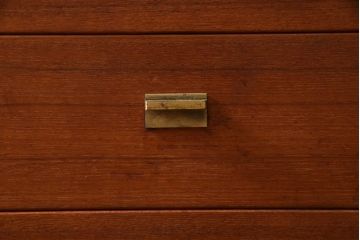 北欧ヴィンテージ家具　デンマーク製　Peter Lovig Nielsen　金具がアクセントのサイドボード(リビングボード、収納棚、ビンテージ)