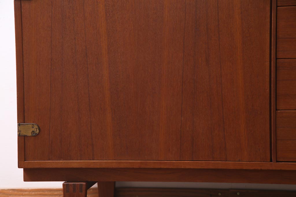 北欧ヴィンテージ家具　デンマーク製　Peter Lovig Nielsen　金具がアクセントのサイドボード(リビングボード、収納棚、ビンテージ)