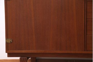 北欧ヴィンテージ家具　デンマーク製　Peter Lovig Nielsen　金具がアクセントのサイドボード(リビングボード、収納棚、ビンテージ)