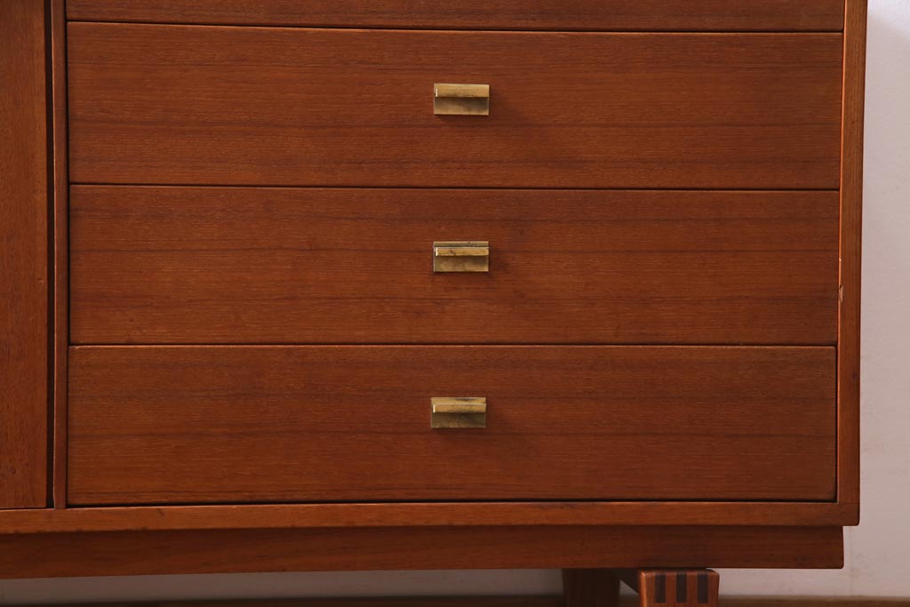 北欧ヴィンテージ家具　デンマーク製　Peter Lovig Nielsen　金具がアクセントのサイドボード(リビングボード、収納棚、ビンテージ)