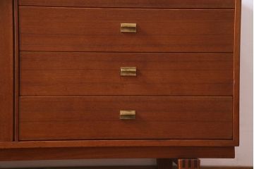 北欧ヴィンテージ家具　デンマーク製　Peter Lovig Nielsen　金具がアクセントのサイドボード(リビングボード、収納棚、ビンテージ)