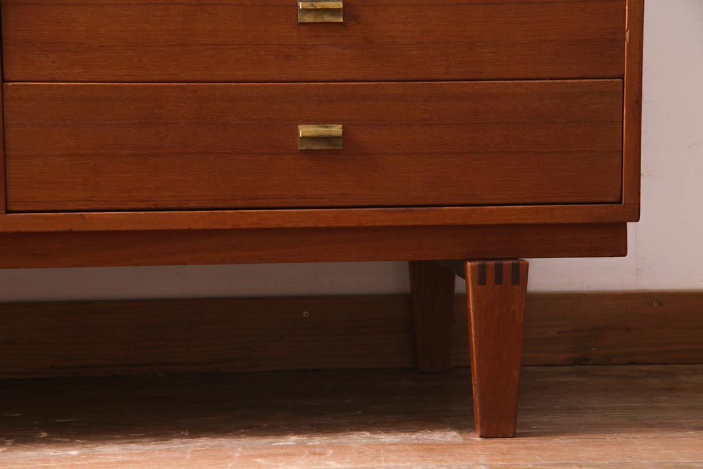 北欧ヴィンテージ家具　デンマーク製　Peter Lovig Nielsen　金具がアクセントのサイドボード(リビングボード、収納棚、ビンテージ)