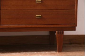 北欧ヴィンテージ家具　デンマーク製　Peter Lovig Nielsen　金具がアクセントのサイドボード(リビングボード、収納棚、ビンテージ)