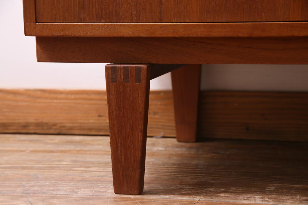 北欧ヴィンテージ家具　デンマーク製　Peter Lovig Nielsen　金具がアクセントのサイドボード(リビングボード、収納棚、ビンテージ)