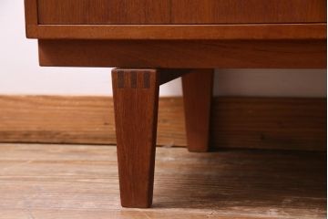 北欧ヴィンテージ家具　デンマーク製　Peter Lovig Nielsen　金具がアクセントのサイドボード(リビングボード、収納棚、ビンテージ)