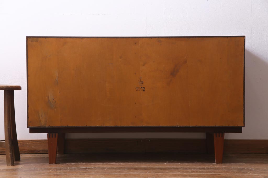 北欧ヴィンテージ家具　デンマーク製　Peter Lovig Nielsen　金具がアクセントのサイドボード(リビングボード、収納棚、ビンテージ)