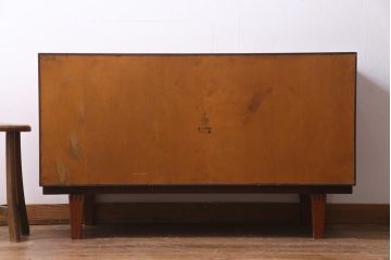 北欧ヴィンテージ家具　デンマーク製　Peter Lovig Nielsen　金具がアクセントのサイドボード(リビングボード、収納棚、ビンテージ)