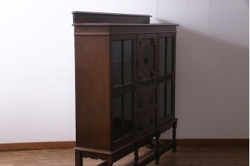 アンティーク家具　オーク材　凝った意匠を楽しめるイギリスアンティークの薄型キャビネット(サイドボード)