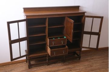 アンティーク家具　オーク材　凝った意匠を楽しめるイギリスアンティークの薄型キャビネット(サイドボード)