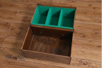 アンティーク家具　オーク材　凝った意匠を楽しめるイギリスアンティークの薄型キャビネット(サイドボード)