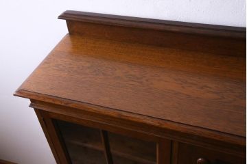 アンティーク家具　オーク材　凝った意匠を楽しめるイギリスアンティークの薄型キャビネット(サイドボード)