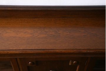 アンティーク家具　オーク材　凝った意匠を楽しめるイギリスアンティークの薄型キャビネット(サイドボード)