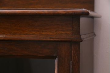 アンティーク家具　オーク材　凝った意匠を楽しめるイギリスアンティークの薄型キャビネット(サイドボード)