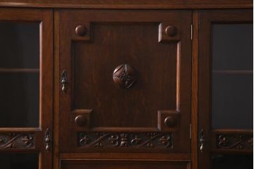 アンティーク家具　オーク材　凝った意匠を楽しめるイギリスアンティークの薄型キャビネット(サイドボード)
