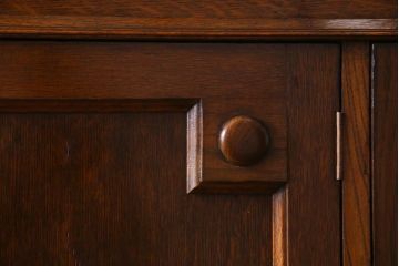 アンティーク家具　オーク材　凝った意匠を楽しめるイギリスアンティークの薄型キャビネット(サイドボード)