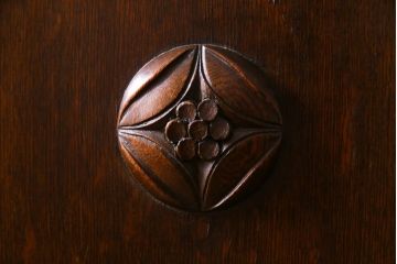 アンティーク家具　オーク材　凝った意匠を楽しめるイギリスアンティークの薄型キャビネット(サイドボード)