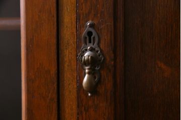 アンティーク家具　オーク材　凝った意匠を楽しめるイギリスアンティークの薄型キャビネット(サイドボード)