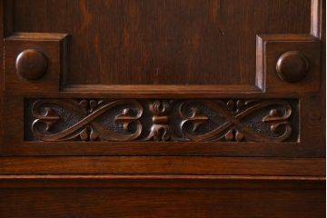 アンティーク家具　オーク材　凝った意匠を楽しめるイギリスアンティークの薄型キャビネット(サイドボード)