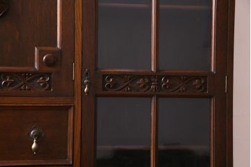 アンティーク家具　オーク材　凝った意匠を楽しめるイギリスアンティークの薄型キャビネット(サイドボード)