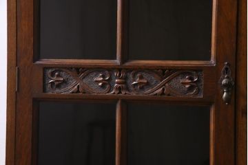 アンティーク家具　オーク材　凝った意匠を楽しめるイギリスアンティークの薄型キャビネット(サイドボード)