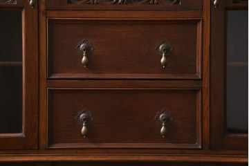 アンティーク家具　オーク材　凝った意匠を楽しめるイギリスアンティークの薄型キャビネット(サイドボード)