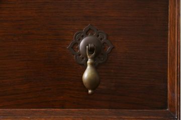 アンティーク家具　オーク材　凝った意匠を楽しめるイギリスアンティークの薄型キャビネット(サイドボード)