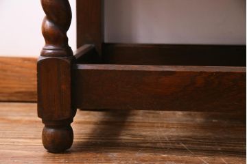 アンティーク家具　オーク材　凝った意匠を楽しめるイギリスアンティークの薄型キャビネット(サイドボード)