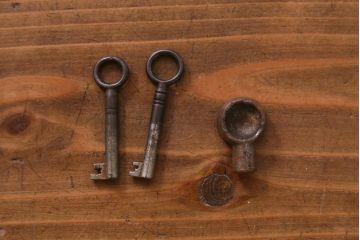 アンティーク家具　オーク材　凝った意匠を楽しめるイギリスアンティークの薄型キャビネット(サイドボード)