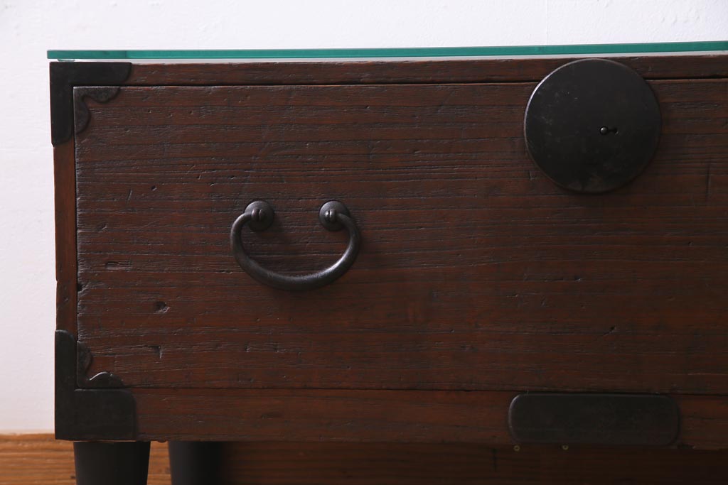 アンティーク家具　ガラス天板　明治期の時代箪笥をリメイクしたセンターテーブル(ローボード、引き出し)