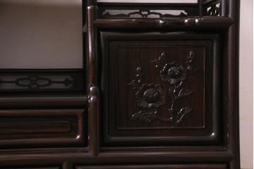 ビンテージ家具　伝統民芸　黒檀材　品格漂う優美な佇まいが魅力の飾り棚(茶棚、戸棚)