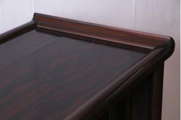 ビンテージ家具　伝統民芸　黒檀材　品格漂う優美な佇まいが魅力の飾り棚(茶棚、戸棚)