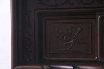 ビンテージ家具　伝統民芸　黒檀材　品格漂う優美な佇まいが魅力の飾り棚(茶棚、戸棚)