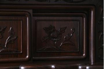 ビンテージ家具　伝統民芸　黒檀材　品格漂う優美な佇まいが魅力の飾り棚(茶棚、戸棚)