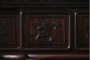 ビンテージ家具　伝統民芸　黒檀材　品格漂う優美な佇まいが魅力の飾り棚(茶棚、戸棚)